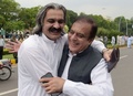 パキスタンの首都イスラマバードで、ナワズ・シャリフ首相の議員資格を剥奪するとの最高裁の判断を受け喜ぶ野党の指導者ら（2017年7月28日撮影）。(c)AFP/AAMIR QURESHI