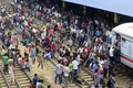 バングラデシュの首都ダッカ（Dhaka）で、犠牲祭を家族と過ごすために帰省する人たちで混雑した列車（2014年10月3日撮影）。(c)AFP/Munir uz ZAMAN