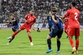 2026年サッカーW杯北中米大会アジア最終予選、グループC、バーレーン対日本。シュートを打つ守田英正（左奥、2024年9月10日撮影）。(c)Mazen Mahdi / AFP