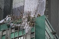 香港市内の建物の屋上で、台風4号（ニーダ）の影響で崩れた竹製の足場（2016年8月2日撮影）。(c)AFP/Anthony WALLACE