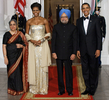 ワシントンD.C.（Washington D.C.）のホワイトハウス（White House）の庭園サウスローン（South Lawn）開かれたでインドのマンモハン・シン（Manmohan Singh）首相のの晩さん会に出席した（右から）バラク・オバマ（Barack Obama）米大統領、マンモハン・シン首相ミシェル（Michelle）米大統領夫人、グルシャラン・カウル（Gursharan Kaur）首相夫人（2009年11月24日撮影）。(c)AFP/Nicholas KAMM