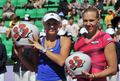 女子テニス、韓国オープン（KDB Korea Open 2012）は22日、韓国のソウル（Seoul）で行われ、大会第1シードのカロリーネ・ボズニアツキ（Caroline Wozniacki、デンマーク）は6-1、6-0で第3シードのカイア・カネピ（Kaia Kanepi）を下し、優勝を飾った。

表彰式でトロフィーを掲げる準優勝のカイア・カネピ（右）とカロリーネ・ボズニアツキ（2012年9月22日撮影）。(c)AFP/JUNG YEON-JE