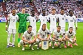サッカー欧州選手権、決勝トーナメント1回戦、イングランド対スロバキア。試合前の写真撮影に臨むイングランドの選手（2024年6月30日撮影）。(c)INA FASSBENDER / AFP