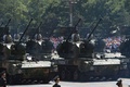 中国・北京の天安門広場で行われた抗日戦争勝利70年記念行事でパレードする中国人民解放軍の戦車部隊（2015年9月3日撮影）。(c)AFP/GREG BAKER