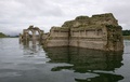 メキシコ南東部のチアパス州で、ダム貯水池の水位が下がり姿を現した使徒サンティアゴ教会。49年前にダム建設で水底に沈んでいた（2015年10月21日撮影）。(c)AFP/Mario Vazquez de la Torre