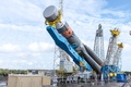 フランス領ギアナのクールーにある宇宙基地「ギアナ宇宙センター）」で、アセンブリー施設から発射台へと移されるソユーズロケット（2015年3月24日撮影）。(c)AFP/JODY AMIET