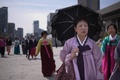韓国の首都ソウル中心部にある光化門広場でのパレードに参加する韓服姿の女性たち（2015年9月24日撮影）。(c)AFP/Ed Jones