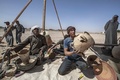エジプト・ルクソール近郊で発見された古代都市遺構で、つぼを運ぶ作業員（2021年4月10日撮影）。(c)Khaled DESOUKI / AFP