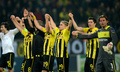 サッカー欧州チャンピオンズリーグ2012-13（UEFA Champions League 2012-13）グループD第3節、ボルシア・ドルトムント（Borussia Dortmund）対レアル・マドリードReal Madrid）。試合に勝利し観客の声援に応えるボルシア・ドルトムントの選手（2012年10月24日撮影）。(c)AFP/PATRIK STOLLARZ