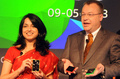 インド・ニューデリー（New Delhi）で、低価格スマートフォン「アシャ501（Asha 501）」を披露するフィンランド携帯大手ノキア（Nokia）のスティーブン・イーロップ（Stephen Elop）最高経営責任者（右、2013年5月9日撮影）。(c)AFP/RAVEENDRAN