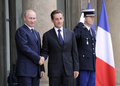 仏パリのエリゼ宮（大統領府）で、ロシアのウラジーミル・プーチン首相（左）を迎えるニコラ・サルコジ大統領（共に肩書は当時、2011年6月21日撮影）。(c)ERIC FEFERBERG / AFP