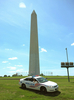 23日の地震直後、ワシントン記念塔（Washington Monument）前に停まるパトカー（2011年8月23日撮影）。(c)AFP/Mandel NGAN