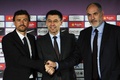本拠地カンプ・ノウ・スタジアム（Camp Nou stadium）で行われたFCバルセロナ（FC Barcelona）の新監督就任会見で、写真撮影に臨む（右から）アンドニ ・スビサレッタ（Andoni Zubizarreta）スポーツディレクター、ジョゼップ・マリア・バルトメウ（Josep Maria Bartomeu）会長、ルイス・エンリケ（Luis Enrique）監督（2014年5月21日撮影）。(c)AFP/JOSEP LAGO