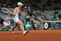 全仏オープンテニス、女子シングルス3回戦。リターンを狙うイガ・シフィオンテク（2024年5月31日撮影）。(c)ALAIN JOCARD / AFP