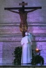 伊ローマのサンマルチェロアルコルソ教会から運ばれた、ペストが大流行した1552年に疫病を止めるために市内を巡行した「奇跡の十字架」に祈りをささげるローマ・カトリック教会のフランシスコ教皇。バチカンで（2020年3月27日撮影）。(c)Vincenzo PINTO / AFP