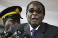 ジンバブエのハラレ（Harare）で行われた葬儀で演説するロバート・ムガベ（Robert Mugabe）大統領（2008年12月23日撮影）。(c)AFP/Desmond Kwande