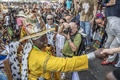 西アフリカ・ベナンの港町ウィダーで行われたブードゥー教の祭りで、信者と握手する指導者（左、2023年1月10日撮影）。(c)Yanick Folly / AFP