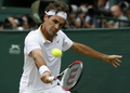 テニス、ウィンブルドン選手権（%%The Championships Wimbledon 2009%%）男子シングルス準決勝。大会第2シードのロジャー・フェデラー（%%Roger Federer%%、スイス）は、大会第24シードのトミー・ハース（%%Tommy Haas%%、ドイツ）と対戦。フェデラーは7-6、7-5、6-3のストレートでハースを退け、グランドスラム（4大大会）では通算20度目、ウィンブルドンでは7年連続となる決勝進出を果たした。写真はバックハンドでリターンショットを放つロジャー・フェデラー。（2009年7月3日撮影）(c)AFP/GLYN KIRK