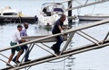 ブラジル北東部バイア州で発生した船の沈没事故で、港湾施設に収容される犠牲者の遺体（2017年8月24日撮影）。(c)AFP/LUCIO TAVORA