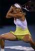 ドバイ・テニス選手権（Dubai Duty Free Tennis Championships 2013）は21日、女子シングルス準々決勝が行われ、大会第8シードのカロリーネ・ボズニアツキ（Caroline Wozniacki、デンマーク）は4-6、6-1、6-4でフランスのマリオン・バルトリ（Marion Bartoli）を下し準決勝に進出した。

リターンを打つカロリーネ・ボズニアツキ（2013年2月21日撮影）。(c)AFP/MARWAN NAAMANI