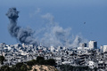 イスラエル軍の空爆を受けるパレスチナ自治区ガザ地区（2023年10月21日撮影）。(c)Aris MESSINIS / AFP