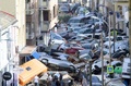 洪水に見舞われたスペイン東部バレンシア自治州で、山積みになった車（2024年10月30日撮影）。(c)JOSE JORDAN / AFP