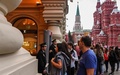 ロシア・モスクワの赤の広場にあるグム百貨店前で待たされる人たち（2017年9月13日撮影）。(c)AFP/Vasily MAXIMOV