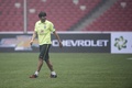 アルゼンチンとの親善試合を控え、「北京国家体育場（Beijing National Stadium）、通称「鳥の巣（Bird Nest）」で調整を行うブラジルのカカ（Kaka、2014年10月10日撮影）。(c)AFP/FRED DUFOUR