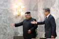 韓国・北朝鮮間の非武装地帯（DMZ）にある板門店で、会談に向かう北朝鮮の金正恩労働党委員長（左）と韓国の文在寅大統領。韓国大統領府が公開（2018年5月26日撮影、27日公開）。(c)AFP PHOTO / THE BLUE HOUSE