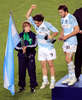 3位のトロフィーを手に歓喜するアグスティン・ピチョット（%%Agustin Pichot%%、中央）。(c)AFP/JACQUES DEMARTHON
