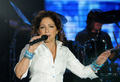 「ラテンアメリカ・ツアー（Latin American Tour）」を行っている歌手のグロリア・エステファン（Gloria Estefan）が10日、ウルグアイ・プンタデルエステ（Punta del Este）のコンラッドホテル（Conrad Hotel）でパフォーマンスを披露した（2009年4月10日撮影）。(c)AFP/MARIANA SUAREZ