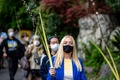 東京都内の教会で行われたウクライナ正教会の「枝の主日」の礼拝で、外を歩く人（2022年4月17日撮影）。(c)Philip FONG / AFP