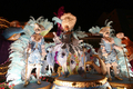 2007年12月15日、コスタリカの首都サンホセ（San Jose）で開催された「ライト・フェスティバル（Light Festival）」のパレードで、山車の上でパフォーマンスを披露する人々。(c)AFP/Yuri CORTEZ