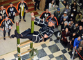 都内のデパートで伝統の「はしご乗り」を披露する江戸消防記念会（Edo Firemanship Commemoration Association）のメンバー（2013年1月4日撮影）。(c)AFP/Yoshikazu TSUNO