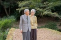 89歳の誕生日を前に、東京都港区の赤坂御用地で上皇さまと写真撮影に臨まれる上皇后美智子さま。宮内庁提供（2023年10月6日撮影、20日提供）。(c)AFP PHOTO / IMPERIAL HOUSEHOLD AGENCY