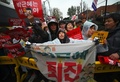 韓国ソウル中心部で、朴槿恵（パク・クネ）大統領の退陣を求め青瓦台（チョンワデ、大統領府）に向かってデモ行進する市民ら（2016年11月26日撮影）。(c)AFP/JUNG Yeon-Je
