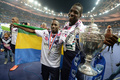 サッカーフランス杯2012-13（French Cup 12-13）は31日、決勝が行われ、ボルドー（FC Girondins de Bordeaux）が3-2で格下のエヴィアン・トノン・ガイヤールFC（Evian Thonon Gaillard FC）を下し、26年ぶりの優勝を飾った。

試合後、チームメイトのルドヴィク・サーネ（Ludovic Sane）と一緒にポーズをとるボルドーのシェイク・ティディアン・ディアバテ（Cheick Diabate、2013年5月31日撮影）。(c)AFP/THOMAS SAMSON