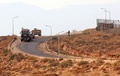 シリア北西部イドリブ県アトメ村から見たトルコ側の軍事基地周辺を走行するトルコ軍の車両（2017年10月11日撮影）。(c)AFP/Omar haj kadour