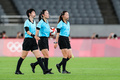 東京五輪、サッカー女子1次ラウンド・グループG、スウェーデン対米国。試合を裁き終え、ピッチを後にする（左から）副審の坊薗真琴氏、主審の山下良美氏、副審の手代木直美氏（2021年7月21日撮影）。(c)Yoshikazu TSUNO / AFP