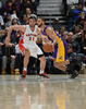 13-14NBA、トロント・ラプターズ（Toronto Raptors）対ロサンゼルス・レイカーズ（Los Angeles Lakers）。ドライブを仕掛けるロサンゼルス・レイカーズのケンドール・マーシャル（Kendall Marshal、2014年1月19日撮影）。(c)AFP/Getty Images/NBAE/Ron Turenne