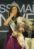 2009年ミス・ユニバース（Miss Universe）のマレーシア代表最終選考会が30日、クアラルンプール（Kuala Lumpur）で開催され、Joanne Belle Ng Li Vunさんが代表に選ばれた。Joanne Belle Ng Li Vunさんは8月にバハマ（Bahamas）で開催される世界大会に出場する。写真は、優勝が決まった後のJoanne Belle Ng Li Vunさん（2009年5月30日撮影）。(c)AFP/KAMARUL AKHIR