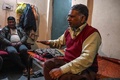 インド北部の町メーラトの自宅で、AFPの取材に応じる死刑執行人のパワン・クマールさん（2020年1月23日撮影）。(c)Prakash SINGH / AFP