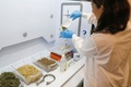 イスラエル・テルアビブ大学の研究室で、ごみからエタノールを生成するハダス・ママネ氏（2020年7月8日撮影）。(c)JACK GUEZ / AFPP