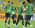 サッカーコンフェデレーションズカップ2013（Confederations Cup 2013）決勝のスペイン戦を控え、ブラジル代表が29日、決勝の舞台となるマラカナン・スタジアム（Maracana Stadium）で調整を行った。

調整に臨むネイマール（Neymar da Silva Santos Junior、左）らブラジルの選手（2013年6月29日撮影）。(c)AFP/LLUIS GENE