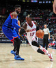 14-15NBA、アトランタ・ホークス対フィラデルフィア・セブンティシクサーズ。ドライブを仕掛けるアトランタ・ホークスのデニス・シュローダー（右、2015年1月31日撮影）。(c)AFP/Getty Images/NBAE/Scott Cunningham