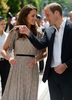 仏セレブ情報誌「クローザー（Closer）」が、英国のキャサリン妃（Catherine, Duchess of Cambridge）のトップレス写真を14日に発売する最新号で掲載すると発表した。前週にウィリアム王子（Prince William）夫妻が休暇でフランスを訪れた際に撮影されたものとみられ、同誌ウェブサイトによれば「ゲストハウスのテラスでトップレスでくつろぐキャサリン妃」が写っている複数枚の写真を掲載するという。

英王室はつい先日、ウィリアム王子の弟のヘンリー王子（Prince Harry）の全裸写真が暴露されるスキャンダルに見舞われたばかり。現在、アジア太平洋諸国を歴訪中のウィリアム王子夫妻は、ただちに「悲しみに包まれている」との声明を発表した。

写真は、シンガポールのクイーンズタウン（Queenstown）にあるストラスモア・グリーン（Strathmore Green）を訪れたウィリアム王子とキャサリン妃（2012年9月11日撮影）。(c)AFP/Nicolas ASFOURI