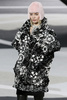 フランス・パリ市内で発表された「シャネル（CHANEL）」13/14年秋冬コレクション（2013年3月5日撮影）。(c)AFP/PATRICK KOVARIK