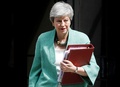 英ロンドンの首相官邸を出て下院で行われる毎週定例の党首討論（クエスチョンタイム）に向かうテリーザ・メイ首相（2019年7月10日撮影）。(c)Tolga AKMEN / AFP