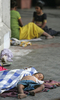 写真は16日、ムンバイの路上で寝る子ども。(c)AFP/Sajjad HUSSAIN