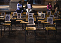 メキシコ・メキシコ市（Mexico City）で行われた学生43人失踪事件への抗議デモで、路上に置かれた失踪した学生らの写真が貼られた椅子（2014年10月22日撮影）。(c)AFP/RONALDO SCHEMIDT